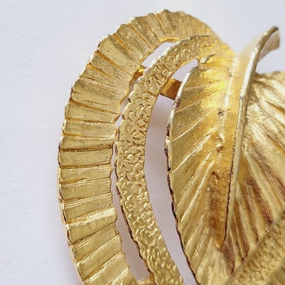 Vintage Gerry's Leaf Brooch Textured Brushed Gold Tone 3D Fall Autumn Timeless - Picture 7 of 10